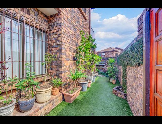 3 BEDROOM TOWNHOUSE FOR SALE IN FOURWAYS